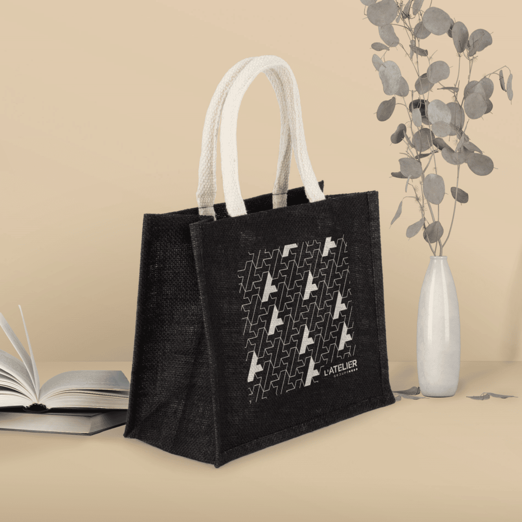 Sac cabas en toile de jute marqué en sérigraphie.