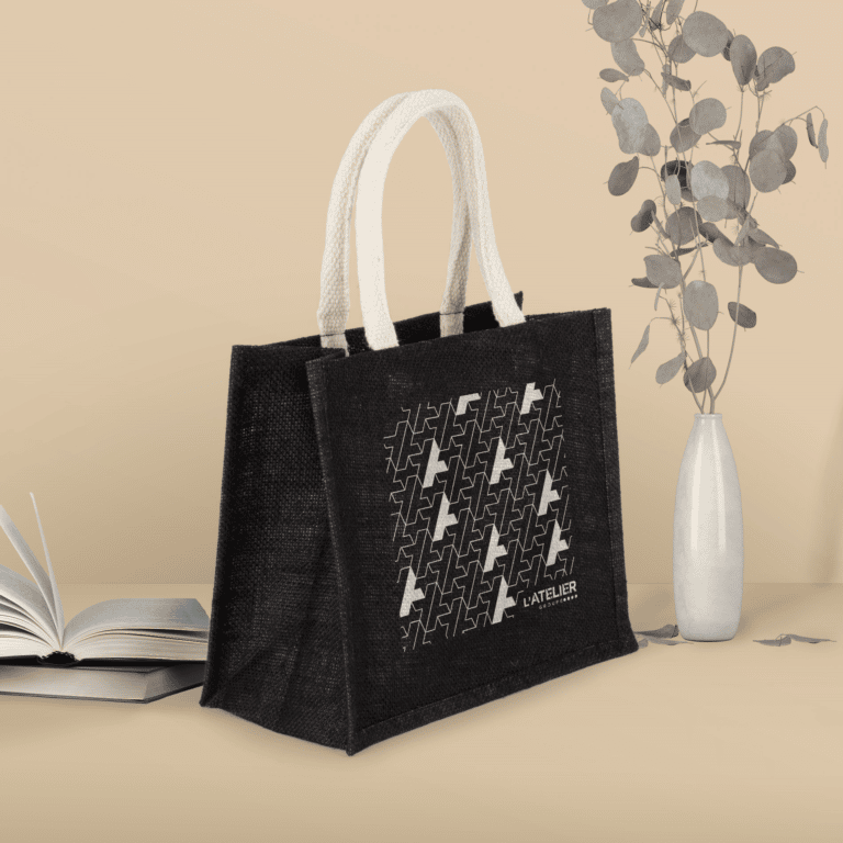 Sac cabas en toile de jute marqué en sérigraphie.
